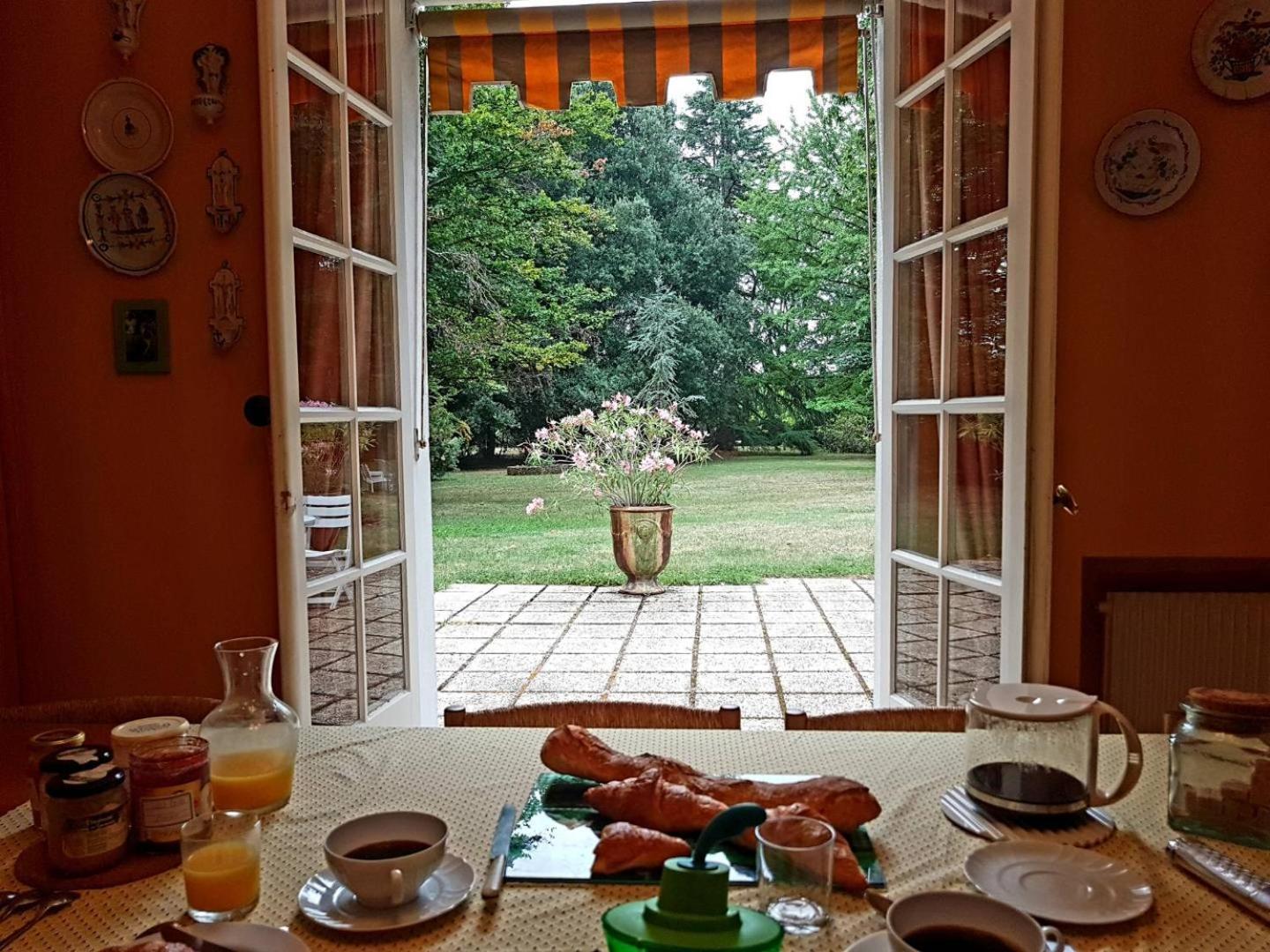 Les Allees Du Chateau Le Mazeau Kültér fotó
